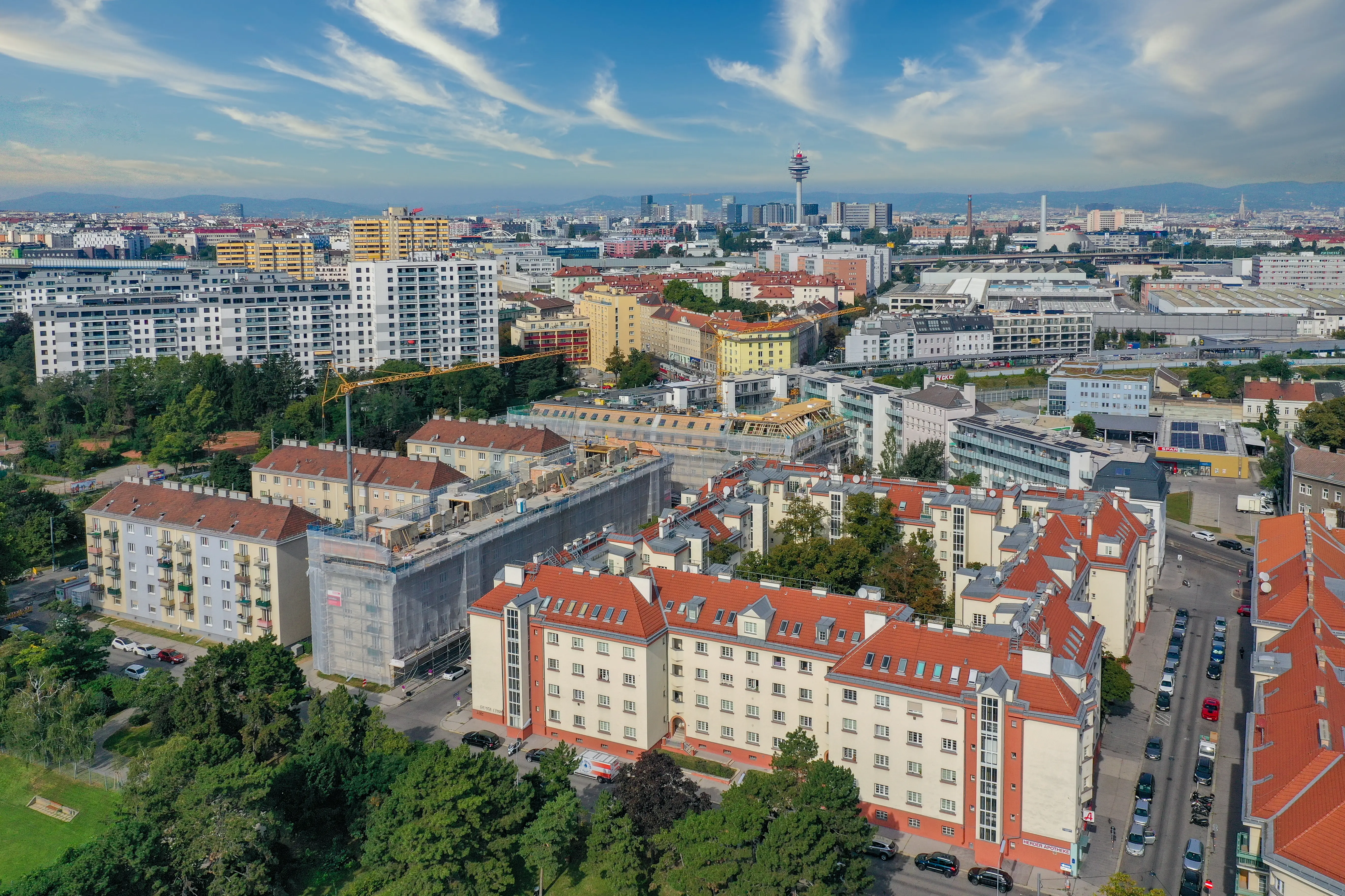 Luftaufnahme eines Wiener Wohnbauprojekts mit Baukran, dokumentiert von Luftperspektive Österreich