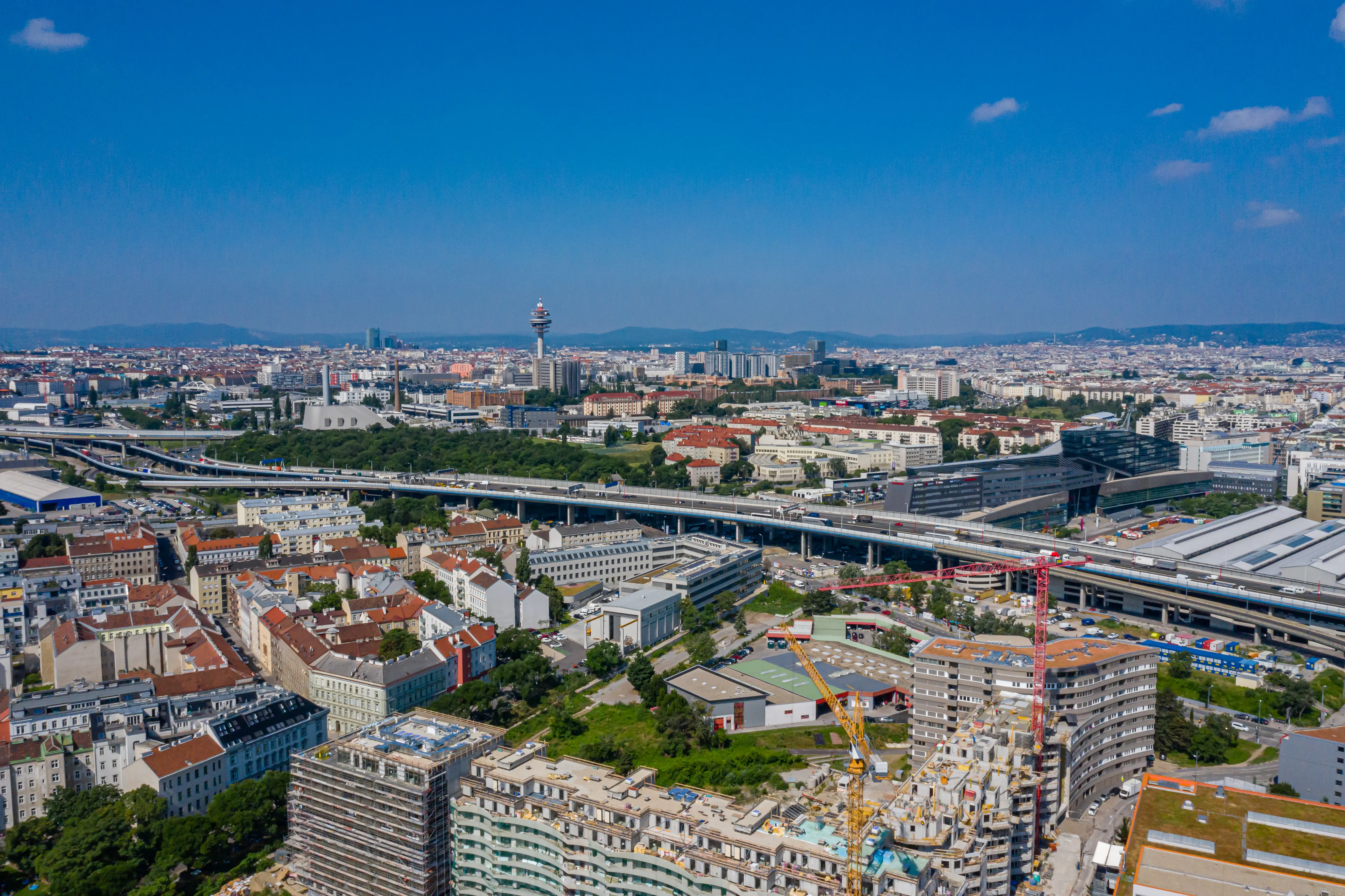 Luftaufnahme der Wiener Skyline mit Hochstraße und Baustelle, fotografiert von Luftperspektive Österreich